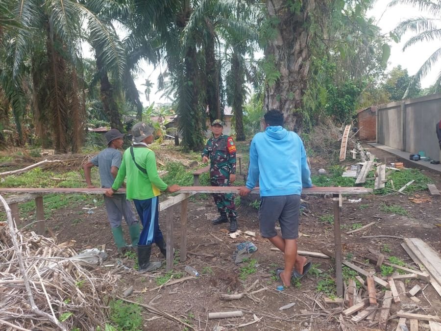 Babinsa Koramil 05/Bukit Batu Ajak Warga Tingkatkan Kepedulian Terhadap Keamanan Lingkungan