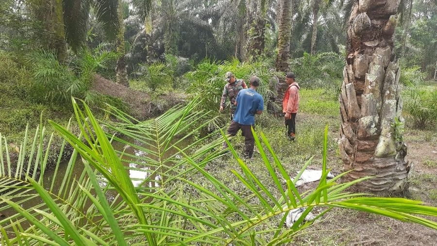 Babinsa Koramil 05/Bukit Batu Bersama Masyarakat Pantau Embung dan Debit Air Cegah Karhutla