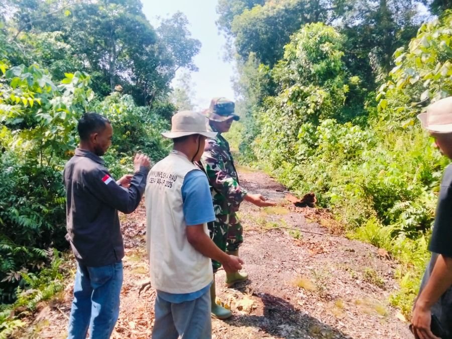 Babinsa Koramil 05/Bukit Batu Bersama MPB dan Mahasiswa KKN UIN SISKA Riau Aktif Cegah Karhutla