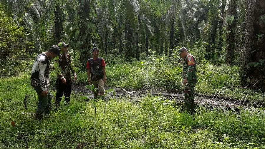 Babinsa Koramil 05/Bukit Batu Bersama MPA Patroli Karhutla di Desa Sepotong
