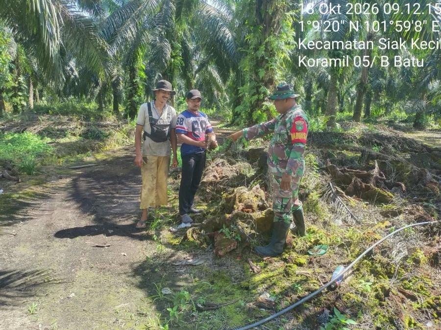 Babinsa Koramil 05/Bukit Batu Bersama Warga Patroli Karhutla, Pastikan Wilayah Tetap Aman