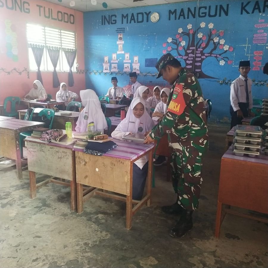 Babinsa Koramil 05/Bukit Batu Dampingi Pendistribusian MBG SPPG di Bukit Kerikil