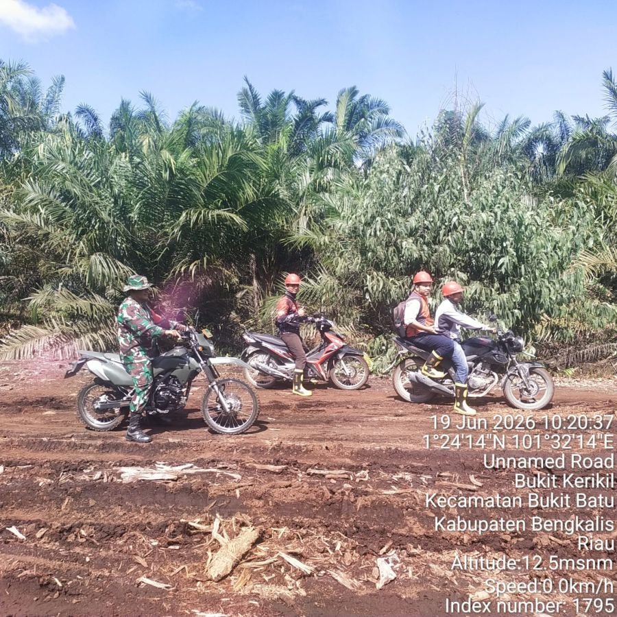 Babinsa Koramil 05/Bukit Batu dan PT HBS Perkuat Pengawasan Karhutla di Bukit Kerikil