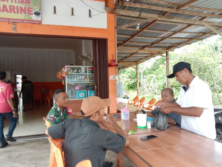 Babinsa Koramil 05/Bukit Batu Hadir di Tengah Warga, Tanamkan Nilai Pancasila di Desa Sungai Selari