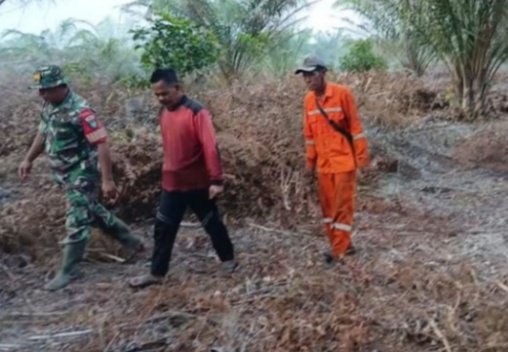 Babinsa Koramil 05/Bukit Batu Intensifkan Patroli Karhutla di Desa Binaan