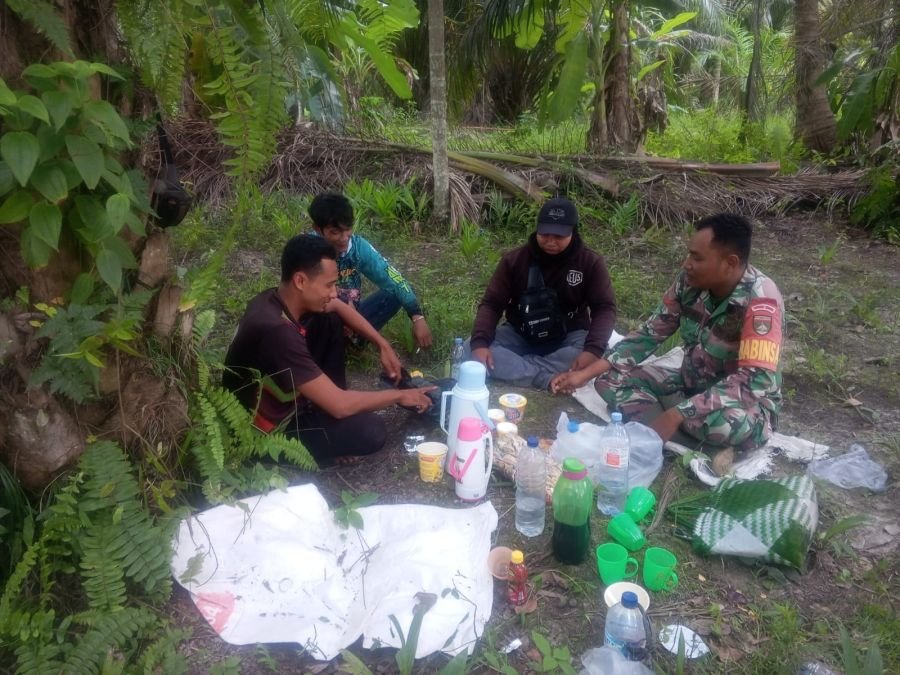 Babinsa Koramil 05/Bukit Batu Jalin Komsos Bersama Warga di Desa Muara Dua