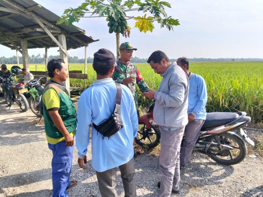Babinsa Koramil 05/Bukit Batu Jalin Kedekatan dengan Petani di Desa Sungai Siput