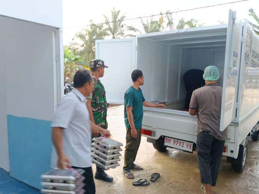 Babinsa Koramil 05/Bukit Batu melaksanakan MBG di Desa Sadar Jaya kec. Siak Kecil Kab. Bengkalis.