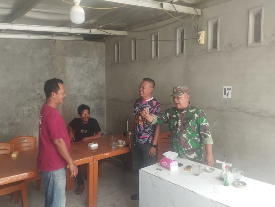 Babinsa Koramil 05/Bukit Batu Pererat Kedekatan dengan Warga Tanjung Datuk Lewat Komsos