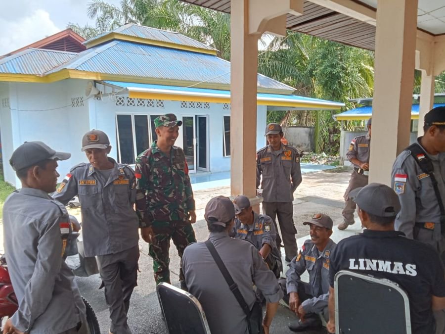 Babinsa Koramil 05/Bukit Batu Perkuat Semangat Kebangsaan Linmas Lewat Kampung Pancasila