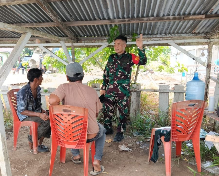 Babinsa Koramil 05/Bukit Batu Perkuat Komsos, Jaga Kedekatan dengan Warga
