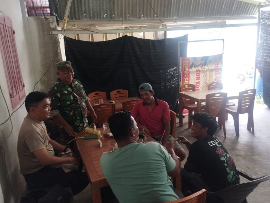 Babinsa Koramil 05/Bukit Batu Perkuat Kedekatan dengan Warga Desa Tanjung Datuk