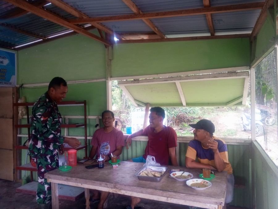 Babinsa Koramil 05/Bukit Batu Perkuat Kemanunggalan TNI dan Rakyat Melalui Komsos di Muara Dua