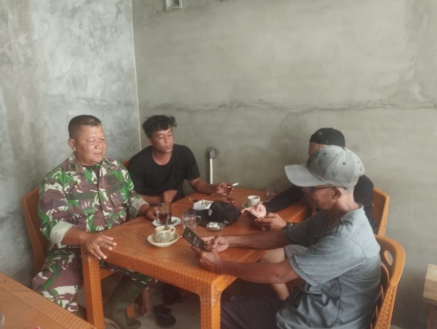 Babinsa Koramil 05/Bukit Batu Perkuat Kamtibmas Lewat Komsos Bersama Warga Desa Tanjung Datuk