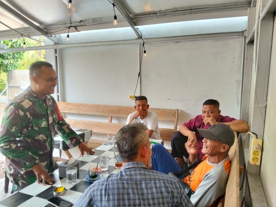 Babinsa Koramil 05/Bukit Batu Perkuat Kedekatan dengan Warga Lewat Komsos