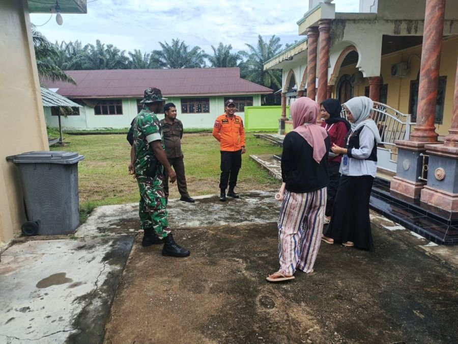 Babinsa Koramil 05/Bukit Batu Perkuat Nilai Pancasila, Warga Sungai Selari Diajak Rawat Persatuan