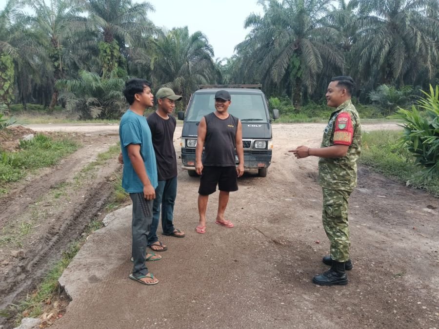 Babinsa Koramil 05/Bukit Batu Perkuat Keamanan Desa Lewat Komsos Bersama Warga