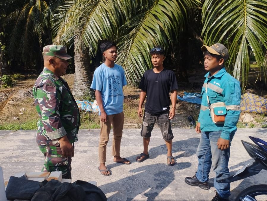 Babinsa Koramil 05/Bukit Batu Perkuat Komsos, Ajak Warga Jaga Keamanan Desa