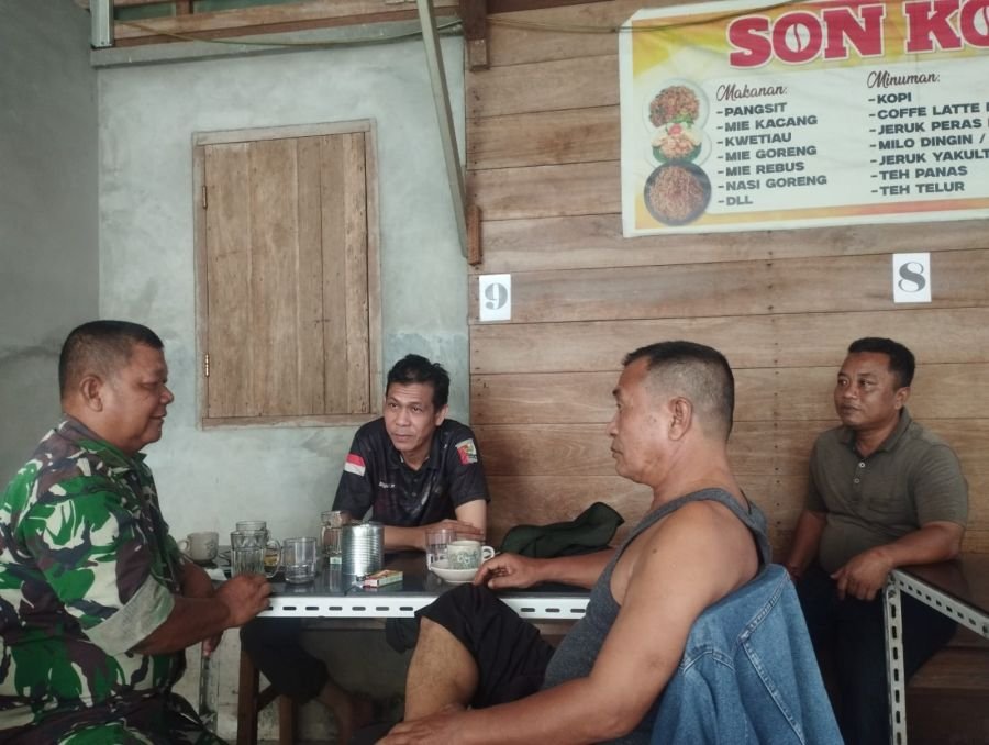 Babinsa Koramil 05/Bukit Batu Perkuat Kamtibmas Lewat Komsos Bersama Warga Desa Tanjung Datuk