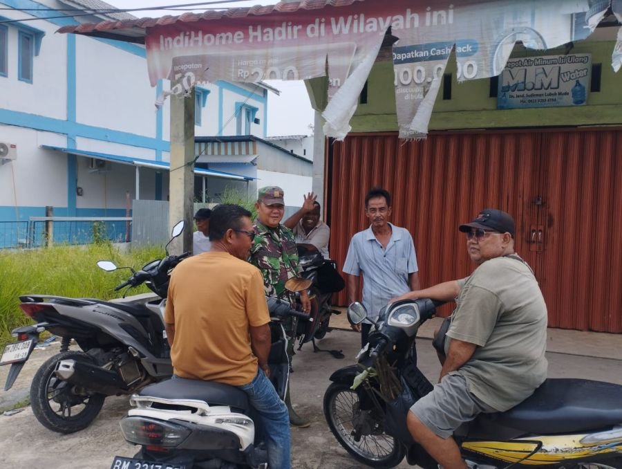 Babinsa Koramil 05/Bukit Batu Perkuat Komsos, Jaga Kedekatan dengan Warga Tanjung Datuk