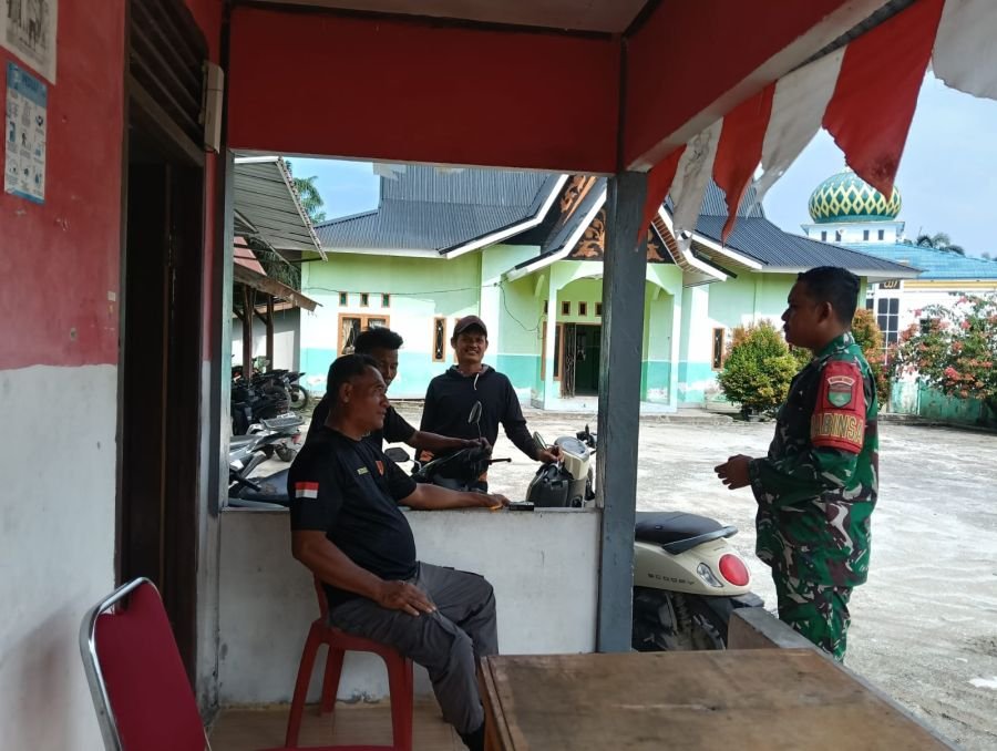 Babinsa Koramil 05/Bukit Batu Perkuat Kamtibmas Melalui Komsos Bersama Warga Desa Sadar Jaya