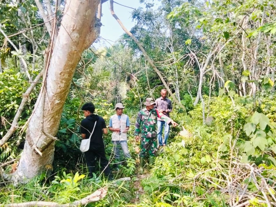 Babinsa Koramil 05/Bukit Batu Perkuat Patroli Cegah Karhutla di Desa Temiang