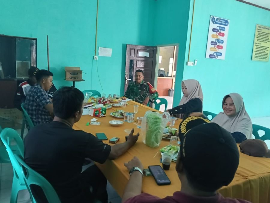 Babinsa Koramil 05/Bukit Batu Perkuat Komunikasi dengan Perangkat Desa Sadar Jaya