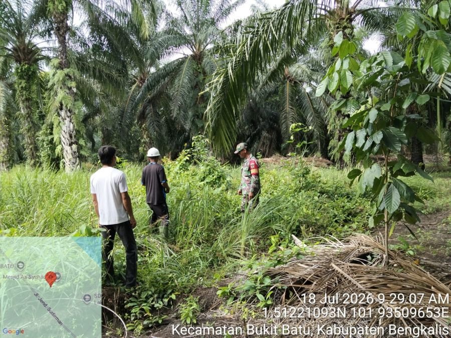 Babinsa Koramil 05/Bukit Batu Rutin Patroli Karhutla, Ajak Warga Jaga Desa Sepahat Bebas Asap