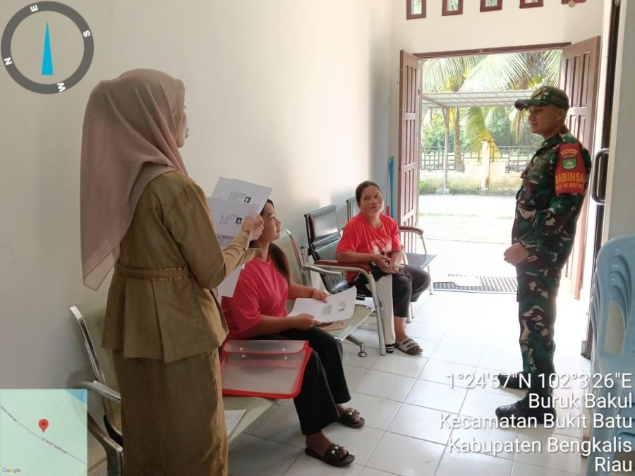 Babinsa Koramil 05/Bukit Batu Sambangi Kaum Ibu di Desa Buruk Bakul, Perkuat Komunikasi dengan Warga