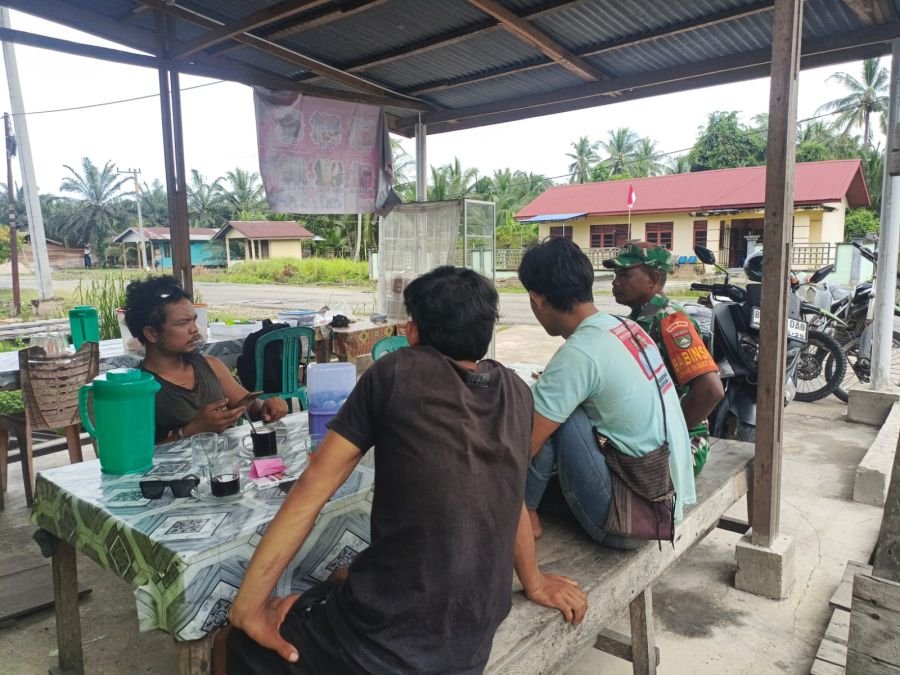 Babinsa Koramil 05/Bukit Batu Sosialisasikan Kampung Pancasila kepada Warga Desa Sungai Selari