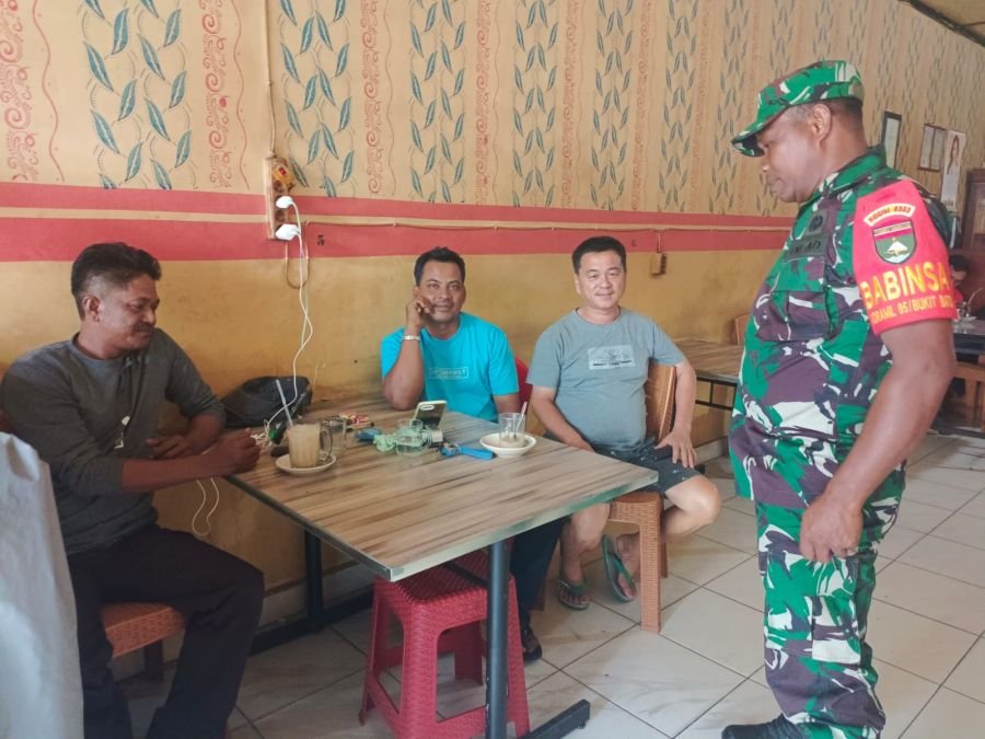 Babinsa Koramil 05/Bukit Batu Tanamkan Nilai Pancasila kepada Warga Desa Sungai Selari