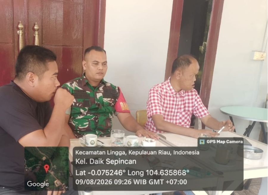 Babinsa Koramil 05/Daik Ajak Warga Jaga Kebersihan Lingkungan di Kelurahan Daik