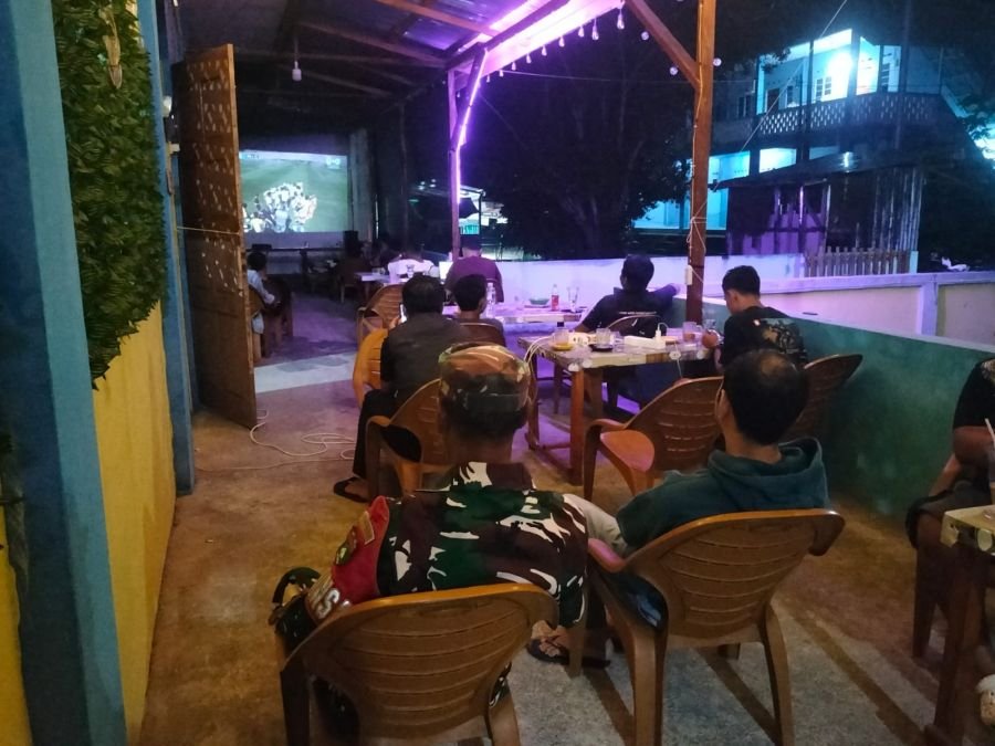 Babinsa Koramil 05/Daik Ajak Warga Pererat Kebersamaan Melalui Nobar Piala Dunia 2026