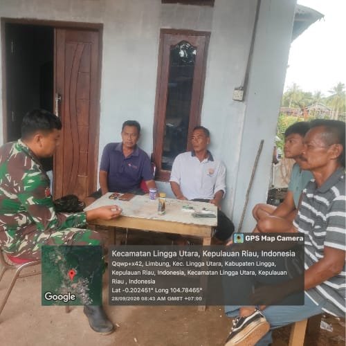 Babinsa Koramil 05/Daik Ajak Warga Desa Limbung Jaga Kebersihan Lingkungan