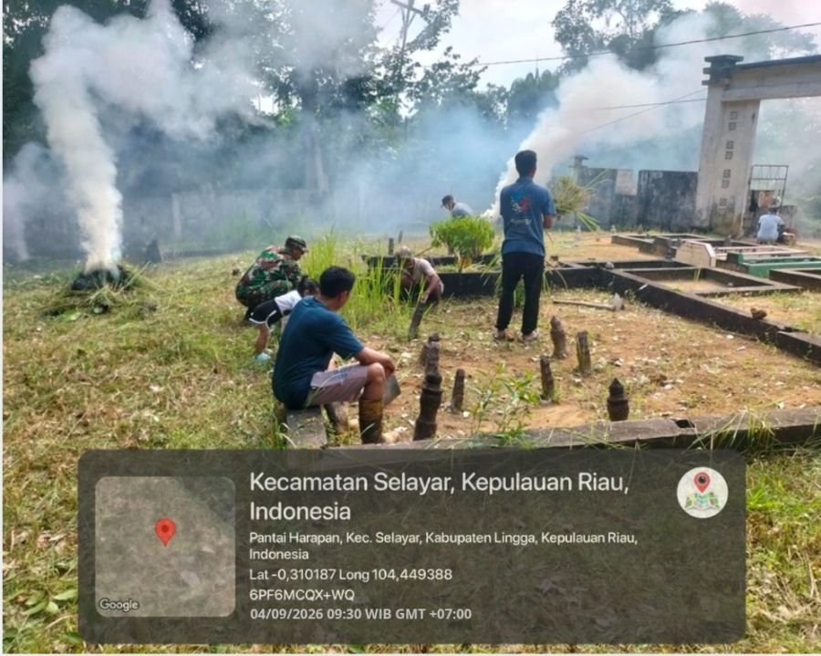 Babinsa Koramil 05/Daik Ajak Warga Gotong Royong Bersihkan TPU di Pantai Harapan