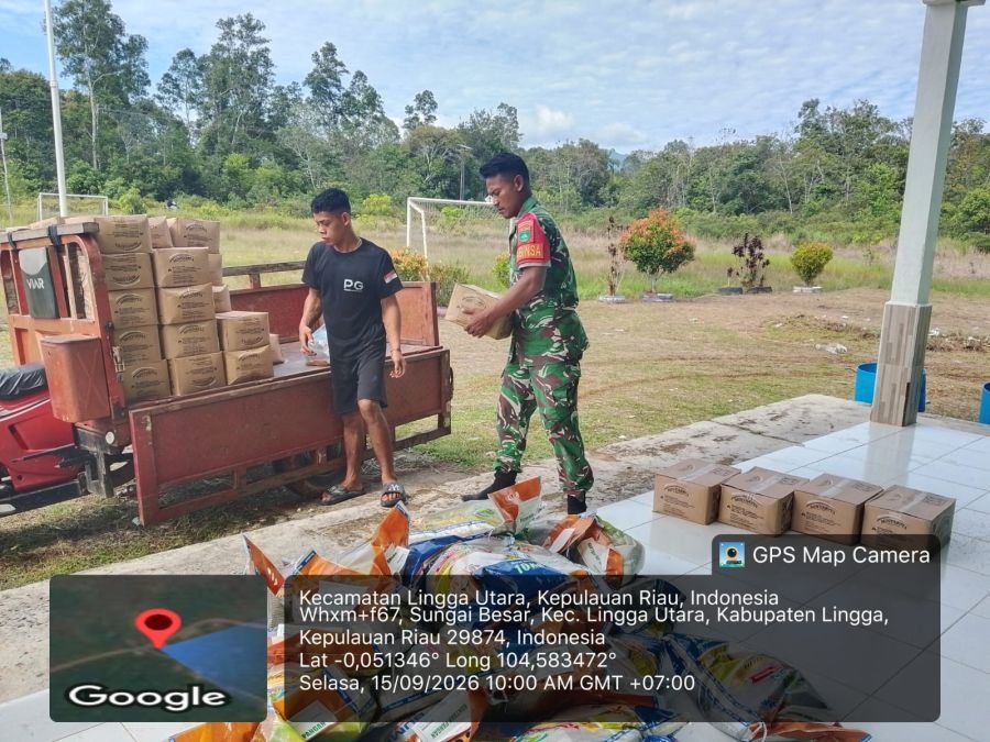 Babinsa Koramil 05/Daik Bantu Distribusi Bantuan Pangan ke Warga Sungai Besar
