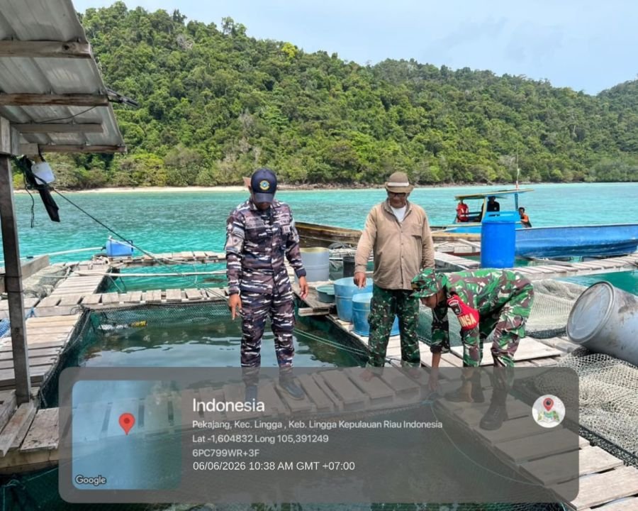 Babinsa Koramil 05/Daik Bantu Nelayan Perbaiki Jaring Ikan di Desa Pekajang