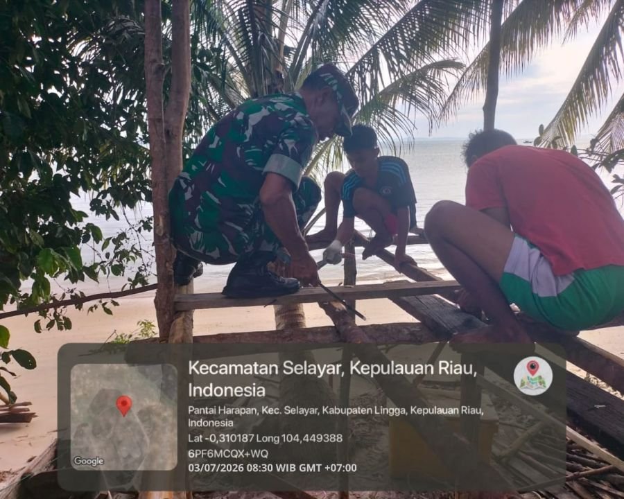 Babinsa Koramil 05/Daik Bantu Nelayan Bangun Rumah Singgah dan Tambatan Perahu di Desa Pantai Harapa