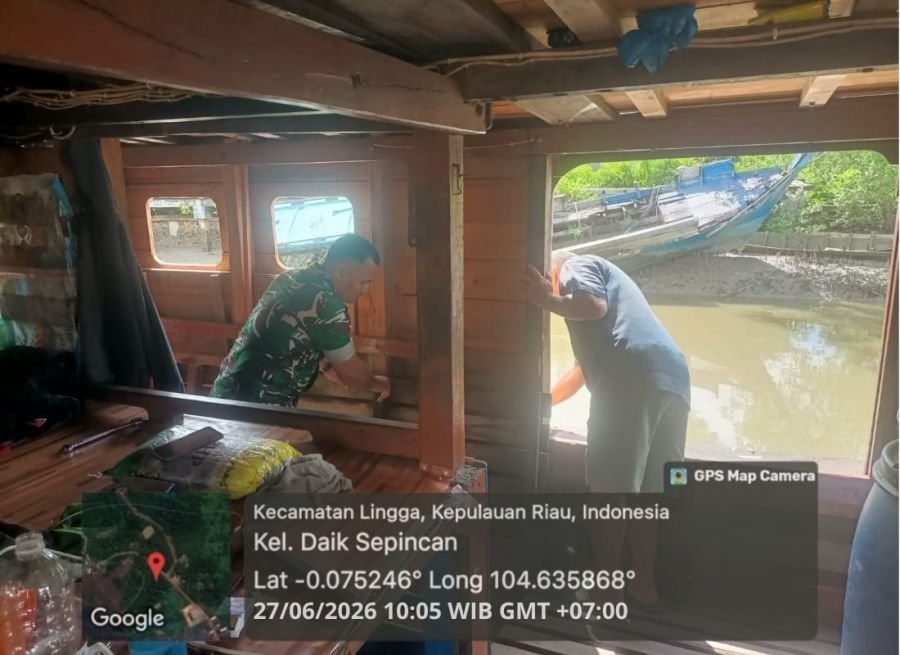 Babinsa Koramil 05/Daik Bantu Perbaiki Perahu Warga, Wujud Kepedulian TNI di Tengah Masyarakat
