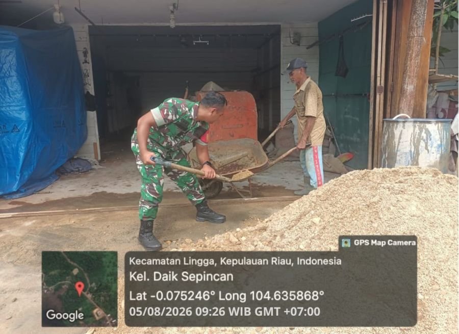Babinsa Koramil 05/Daik Bantu Renovasi Rumah Warga, Wujud Kepedulian TNI kepada Masyarakat