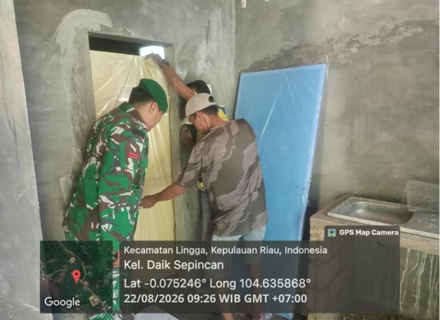 Babinsa Koramil 05/Daik Bantu Renovasi Rumah Warga di Daik Sepincan, Wujud Kepedulian TNI