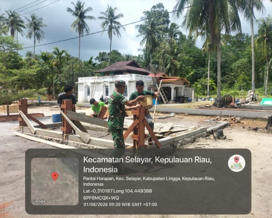 Babinsa Koramil 05/Daik Bantu Warga Bangun Warung Usaha, Wujud Kepedulian TNI terhadap Perekonomian