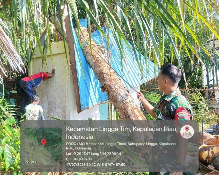 Babinsa Koramil 05/Daik Bantu Warga Evakuasi Pohon Sagu Tumbang yang Timpa Fasilitas Umum di Desa Ke