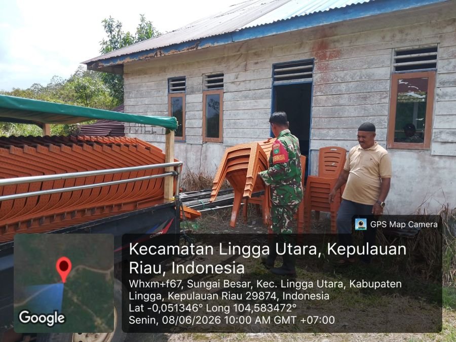 Babinsa Koramil 05/Daik Bantu Warga Kembalikan Perlengkapan Hajatan di Desa Sungai Besar