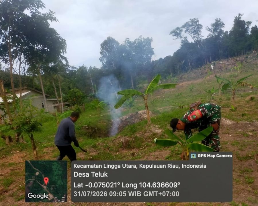 Babinsa Koramil 05/Daik Bantu Warga Bersihkan Kebun Pisang di Desa Teluk