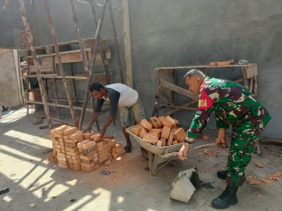 Babinsa Koramil 05/Daik Bantu Warga Bangun Gudang Produksi Kerupuk Udang di Kelurahan Daik