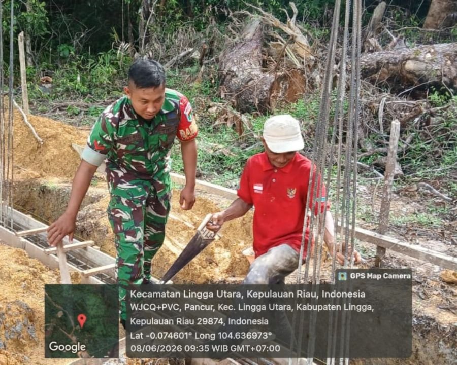 Babinsa Koramil 05/Daik Bantu Warga Laksanakan Pengecoran Pondasi Rumah di Pancur