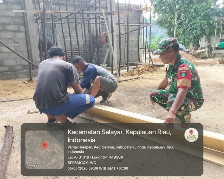 Babinsa Koramil 05/Daik Bantu Warga Renovasi Rumah di Desa Pantai Harapan
