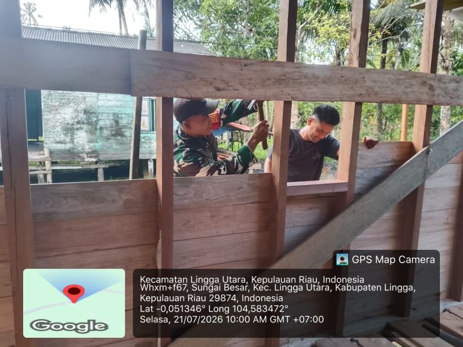 Babinsa Koramil 05/Daik Bantu Warga Bangun Rumah, Wujudkan Kedekatan TNI dengan Masyarakat