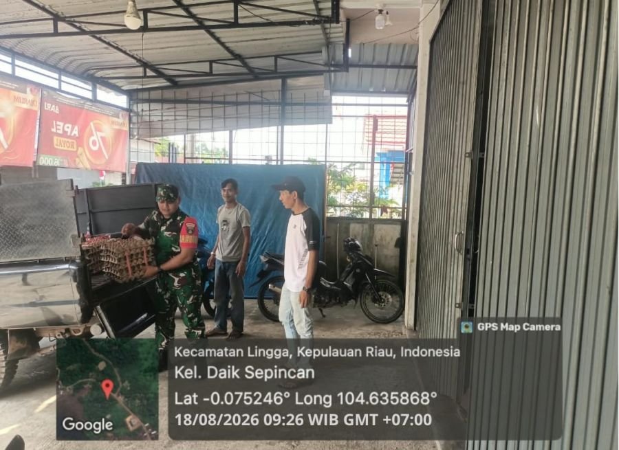 Babinsa Koramil 05/Daik Bantu Warga Simpan Stok Telur untuk Distribusi di Pancur